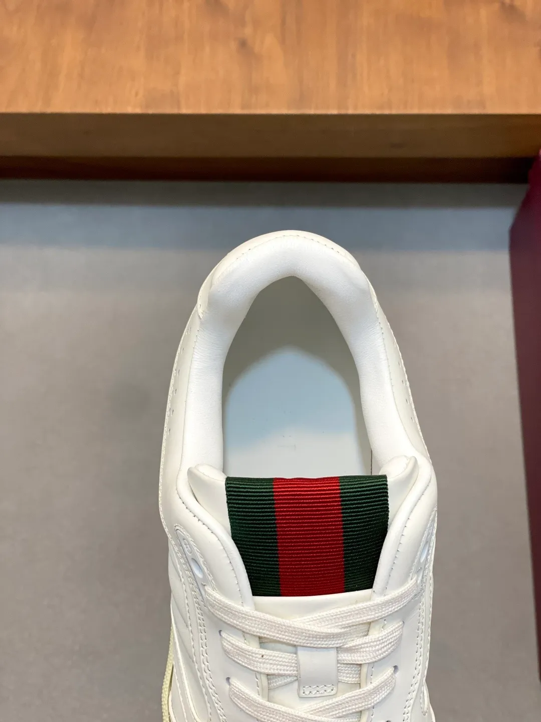 Men's Shoes 💰660 𝐆𝐮𝐜𝐜𝐢 𝐑𝐞-𝐖𝐞𝐛 As the first sneaker created by Sabato De Sarno for Gucci, the Re-Web series reinterprets the brand's classic stripes and sets off the modern silhouette design with bold and unique details. These shoes are crafted from white leather. This new sneaker is ingeniously decorated with many of the brand's classic details, and is equipped with a bright red and green webbing tongue, which will make people fall in love at first sight. White leather treated with a special process for softness and luster, with an embossed grainy texture. Script Gucci logo and interlocking G web label with Interlocking G and script Gucci logo. Rubber outsole with interlocking G detail eyelets. Web tongue. Size: 39-44 (customized for sizes 38 and 45)